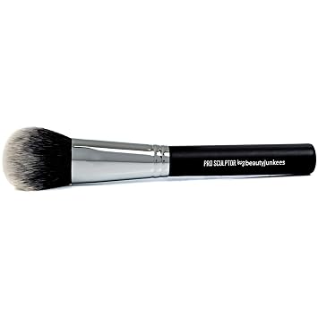 Beauty Junkees Pro Sculptor - Brocha de maquillaje en ángulo para abrazar mejillas, cúpula suave para contornear pómulos, esculpir, rubor, crema, polvo, líquido; sintético vegano