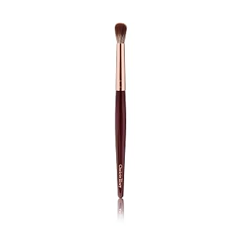 Charlotte Tilbury Eye Blender - Brocha para sombra de ojos, cepillo profesional con cerdas sintéticas ultrasuaves para una mezcla perfecta y difusión de ojos ahumados, color oro rosa y acabado carmesí