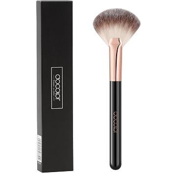 Docolor - Brocha de maquillaje con forma de abanico, para iluminador, colorete, fijación, maquillaje facial, cerdas sintéticas para polvo, bronceador, iluminador, contorno, brocha de maquillaje