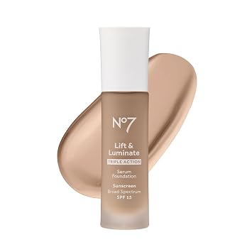 No7 Lift & Luminate Base de suero de triple acción, calicó, maquillaje líquido con SPF 15 para base húmeda y brillante, base de suero radiante para piel madura (1.0 fl oz)