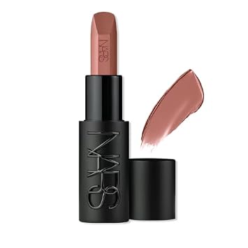 Lápiz labial satinado en Expuesto por NARS