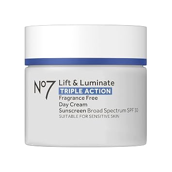 No7 Lift & Luminate Crema facial de triple acción con SPF 30, 1.69 oz