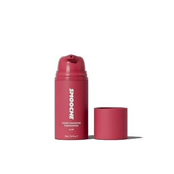 Smooche - Base de maquillaje que cambia de color, base líquida adaptadora del tono de piel para mujeres, acabado natural autoajustable, imperfecciones difuminadas y líneas finas, SPF 15,1.01 onzas