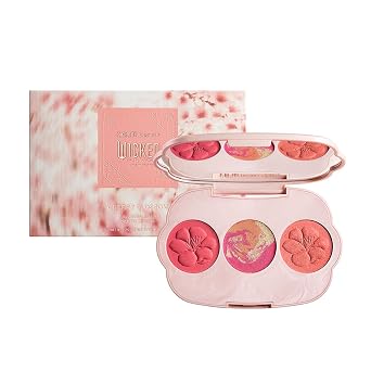 r.e.m. beauty Wicked: For Good | Paleta de rubor de flor de cerezo | Fórmula cremosa y mezclable difumina y perfecciona la piel | Fórmula mezclable y cremosa